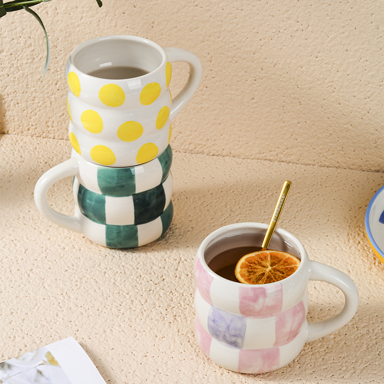 A variety of round mugs are available for selection