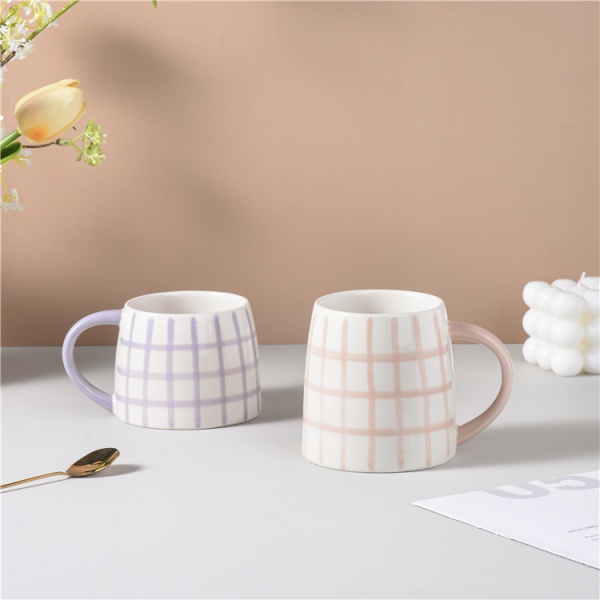 Checkered mugs, coffee cups, tea cups
