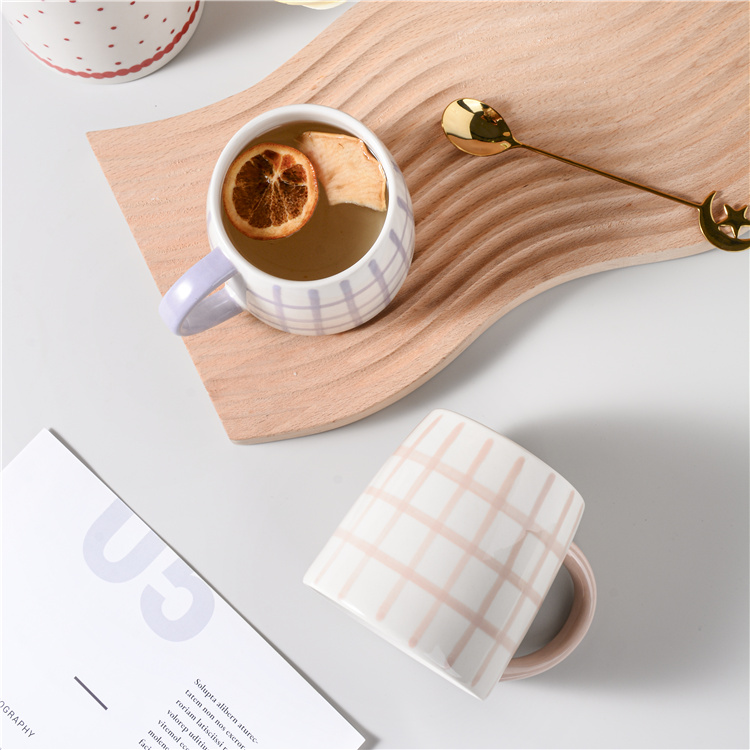 Checkered mugs, coffee cups, tea cups