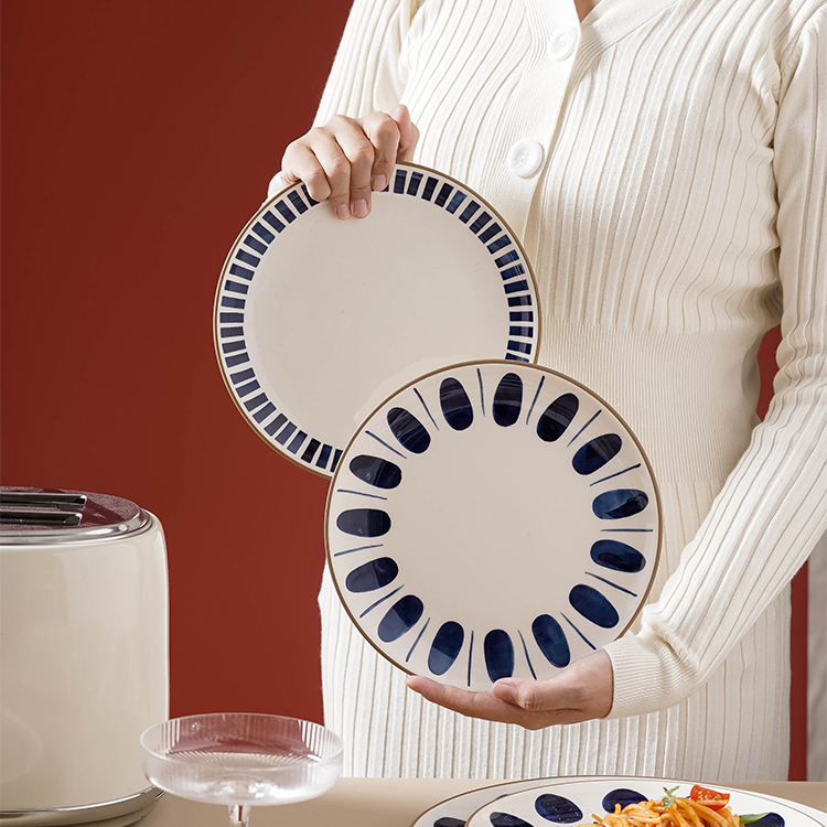 Japanese-style large and small round ceramic plates