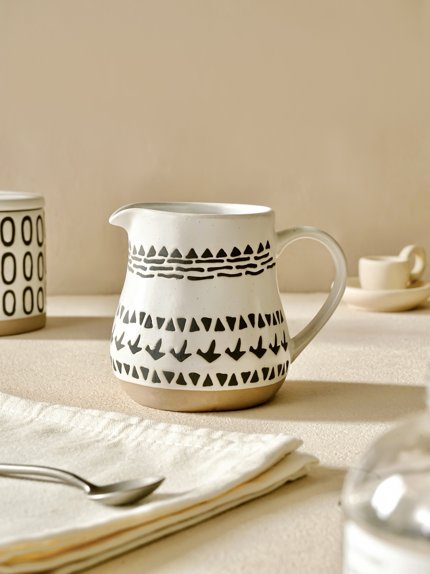 Coarse matte geometric set made of ceramic material