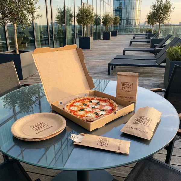 Full kraft pizza takeaway kit: box, plates, cutlery & snack pouches for plastic-free urban pizzerias