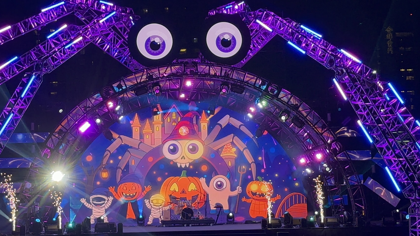  “魔蛛” 刷屏桃园万圣城！NG娱乐桁架硬核...