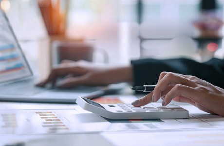 AI 插件 + WebAssembly 双轮驱动 2025 智能小程序开发技术实现质的飞跃