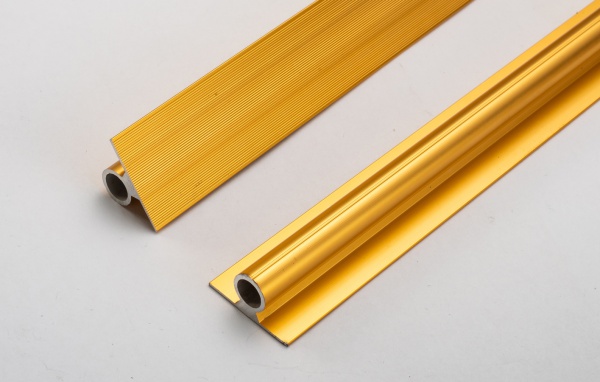 Door panel straightener