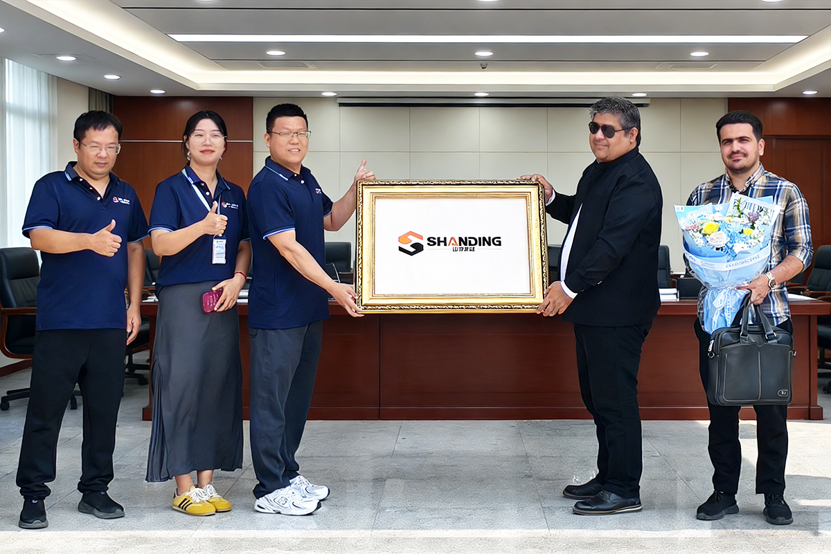 Iranian Customer Presents Commemorative Plaque to Shanding Group