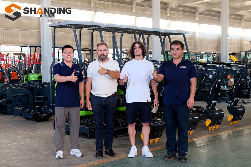 From the Beijing exhibition to the Shanding factory: Customers from Kazakhstan and Portugal visited and signed the first batch of orders with the group's leaders.