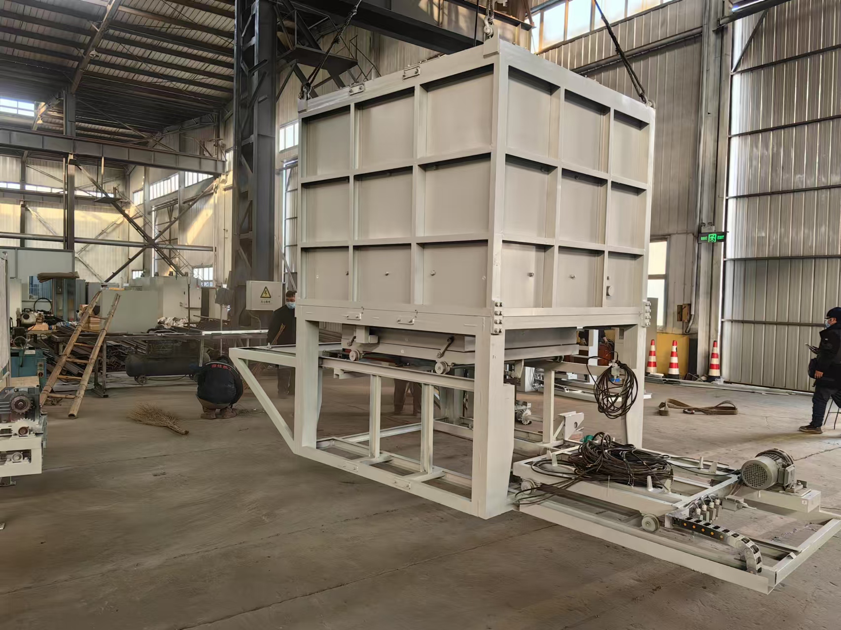 Nuestra empresa exporta dos conjuntos de equipos de horno de temple de aleación de aluminio.