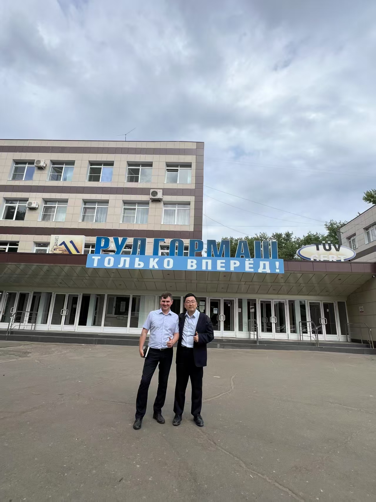 Los líderes de nuestra empresa viajan a Rusia para profundizar la cooperación con los clientes y trazar un plan de desarrollo.