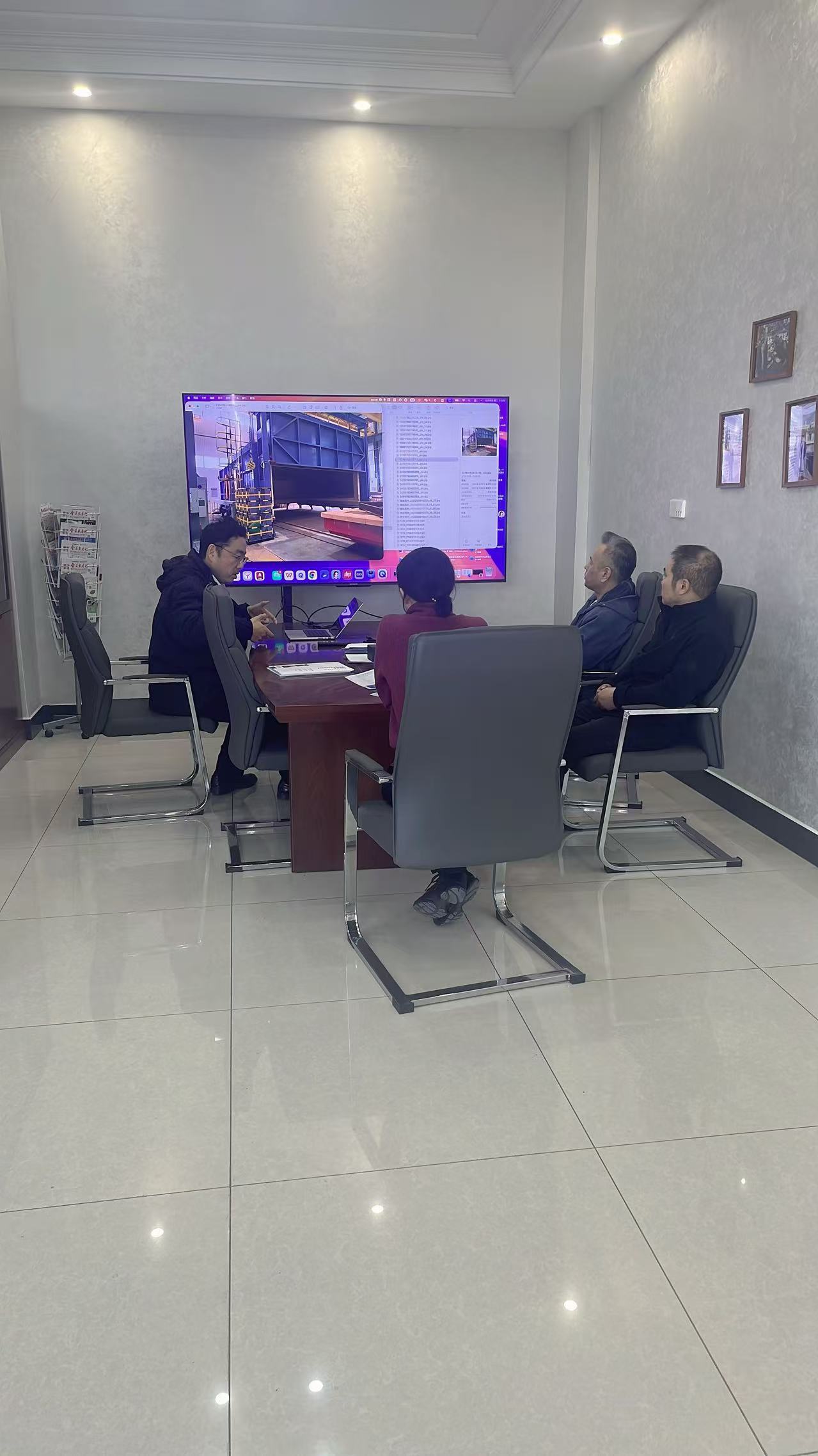 El cliente visitó nuestra empresa para realizar un recorrido e intercambio.