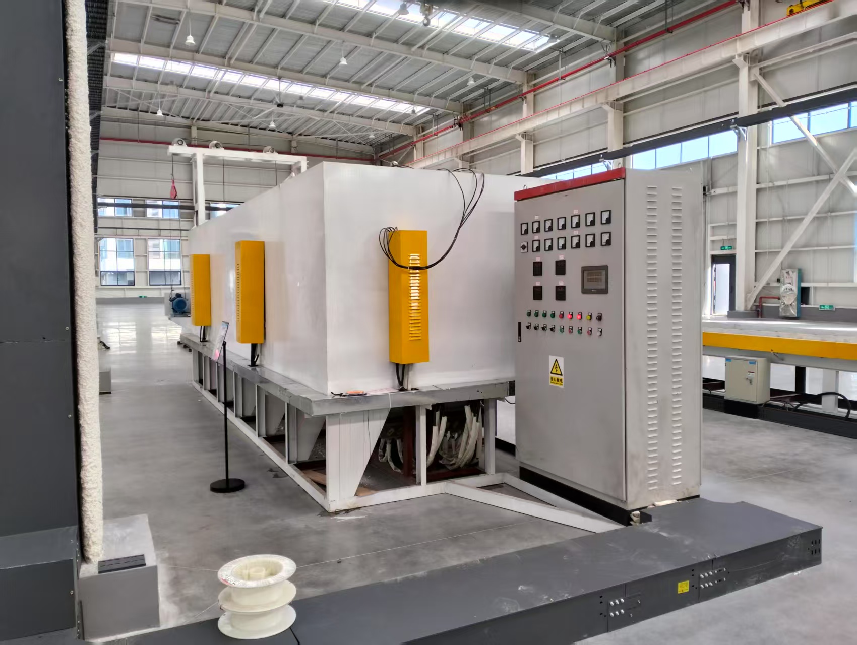 Horno de tratamiento térmico de alta temperatura con carro a gran escala: una solución eficiente para el tratamiento térmico de piezas de gran tamaño.
