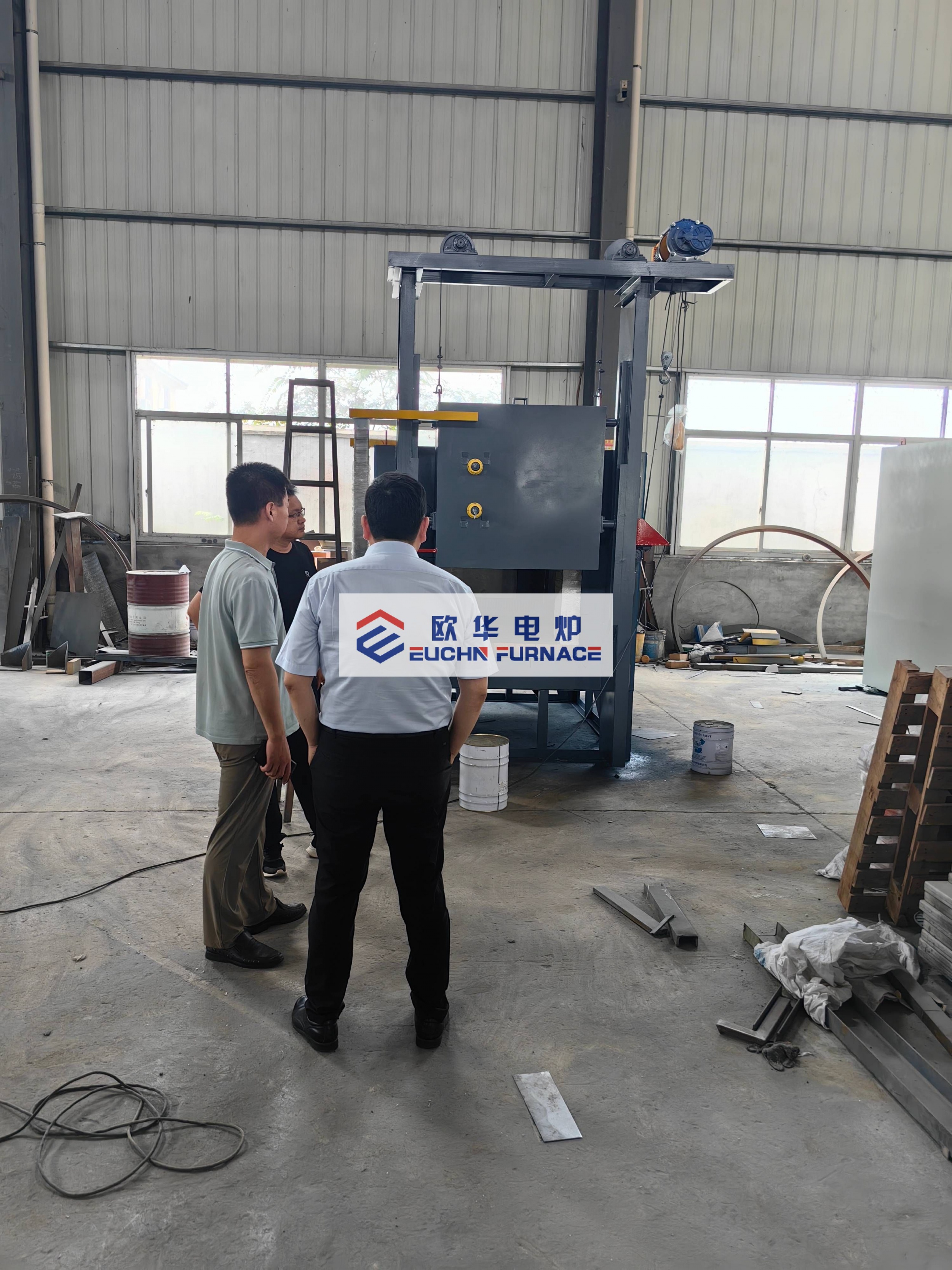 Damos as boas-vindas aos clientes de Shaanxi para que visitem nossa empresa e adquiram equipamentos para tratamento térmico.