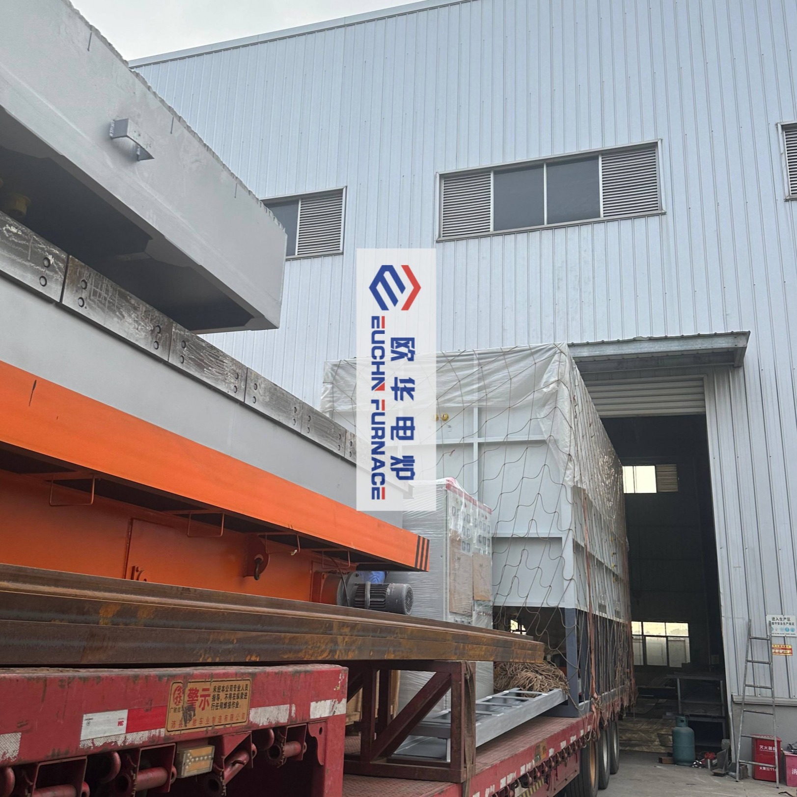 Nossa empresa enviou um grande equipamento para forno de têmpera tipo carrinho.