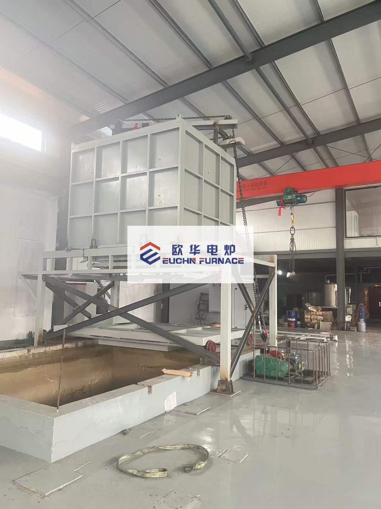 A industrialização de fornos de fundo móvel para tratamento térmico de solubilização e têmpera vertical de alumínio foi alcançada com sucesso.