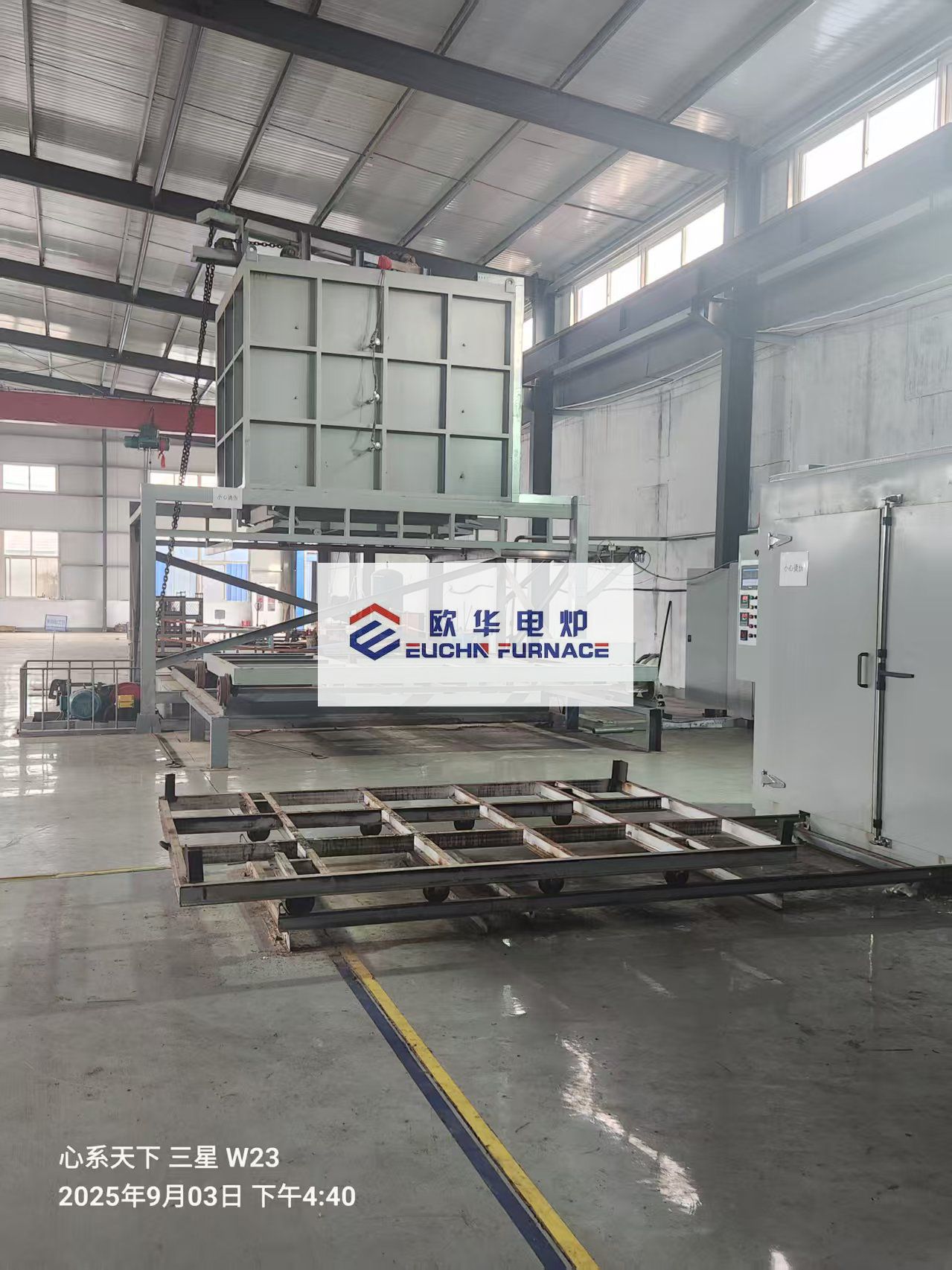 Forno de fundo basculante para tratamento térmico de solubilização de alumínio e têmpera vertical é comissionado com sucesso, aumentando a qualidade e a eficiência para o cliente.