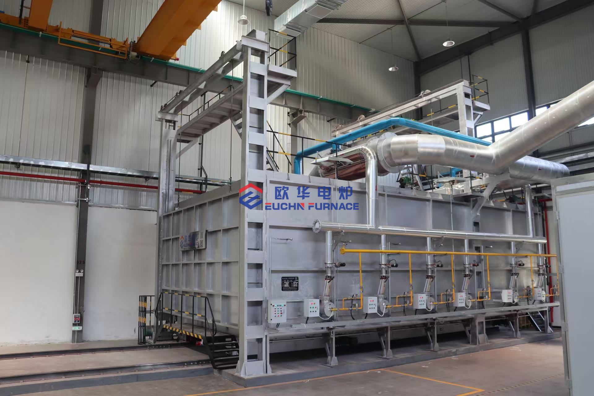 Fornos inteligentes de grande porte para aquecimento a gás natural com estrutura de bogie ajudam empresas globais do setor pesado a alcançar a transformação verde.