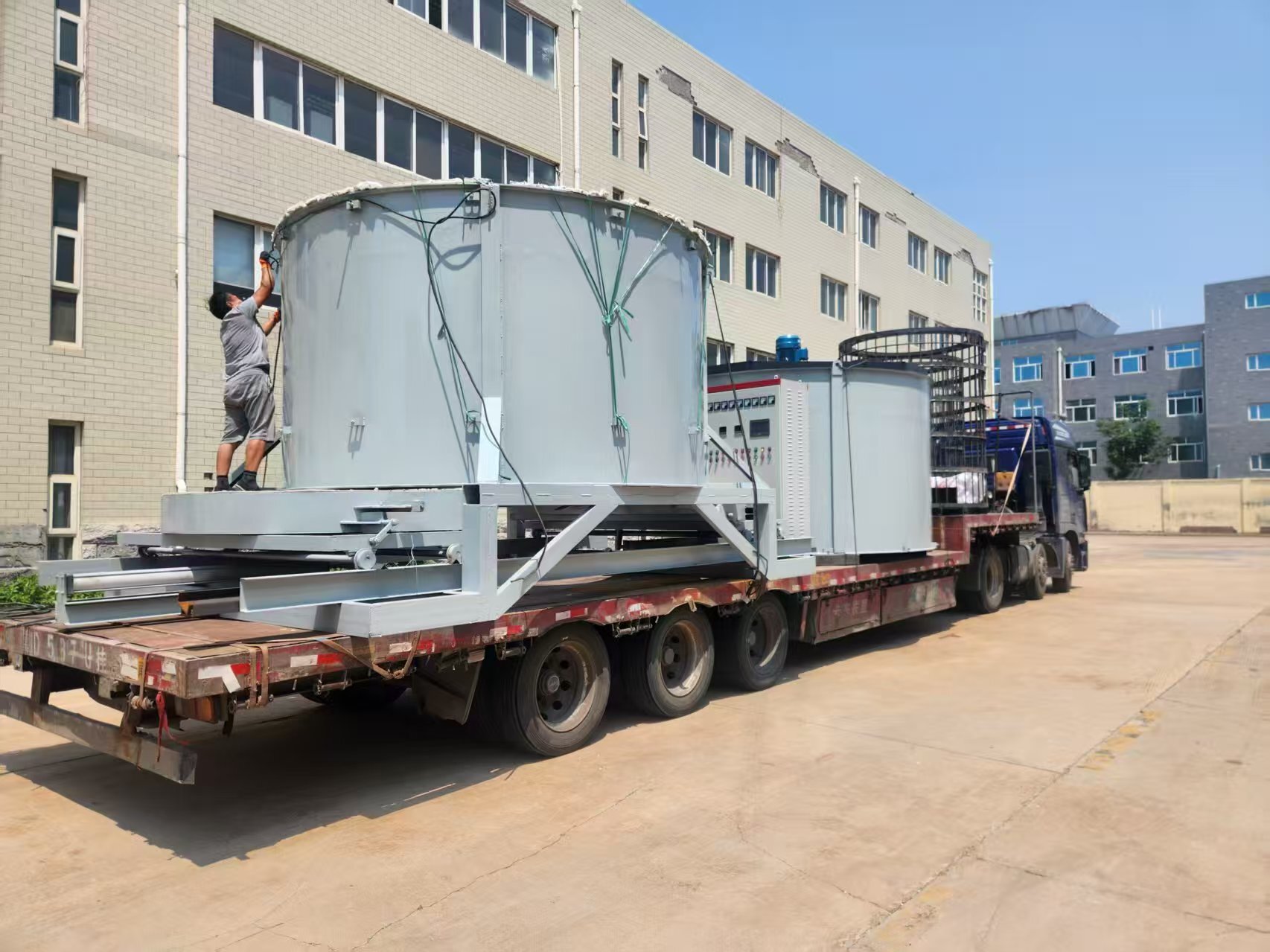 O forno de têmpera vertical foi enviado com sucesso, ajudando os clientes a melhorar a eficiência da produção de tratamento térmico.