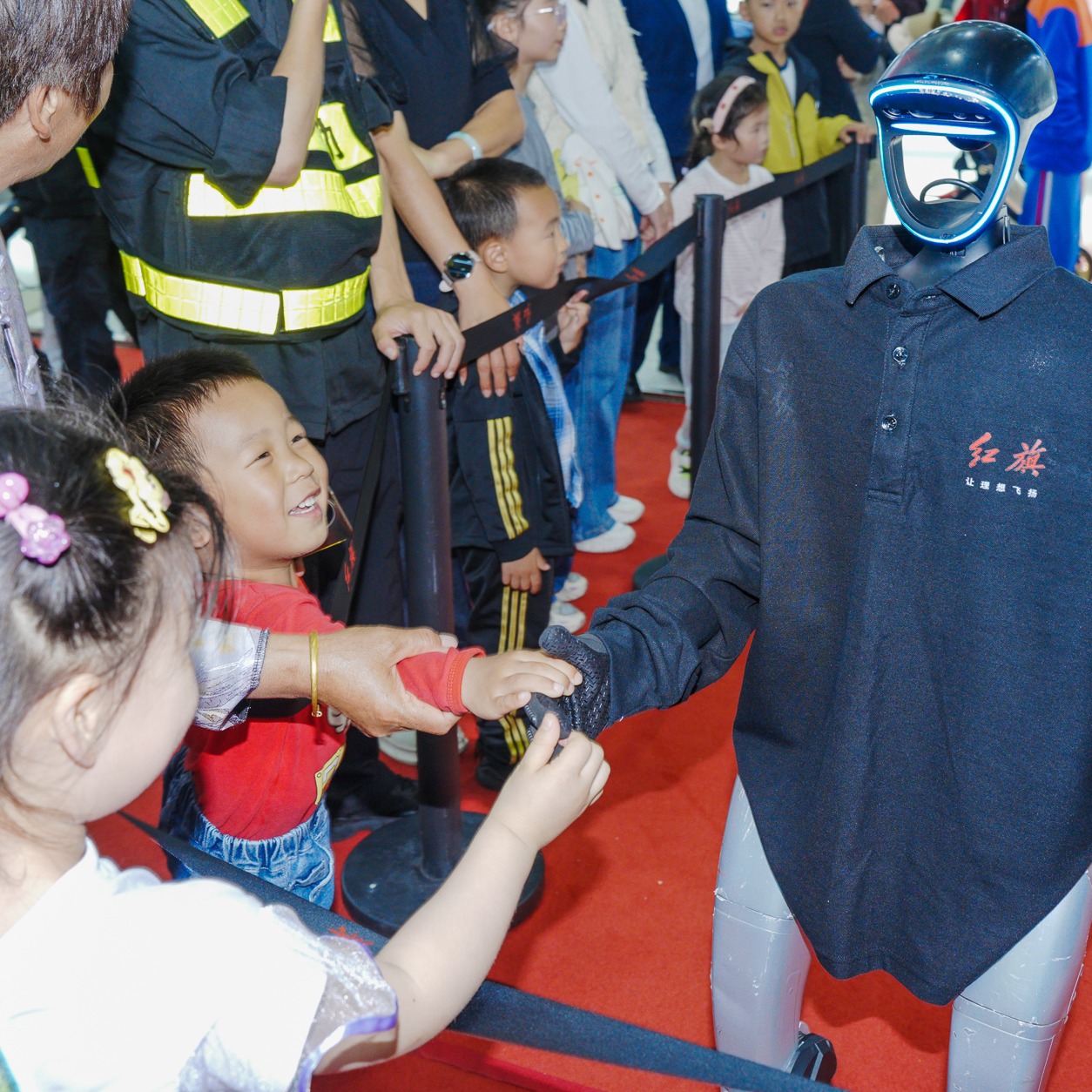 优秀摄影作品赏析：王舟睿《科技与童真的温暖握手》