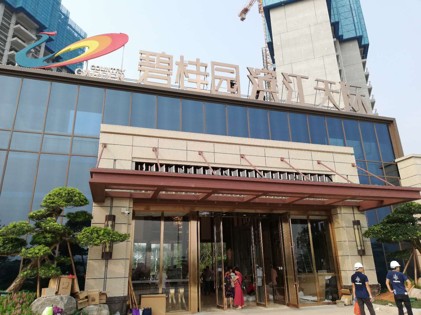 “水随人升清泉跃，神工巧夺金刚列...