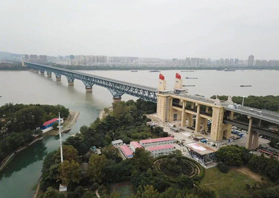 维安达斯激光对射为万里长江第一桥...