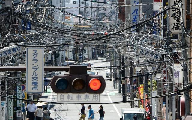日本城市街道上随处可见的电线杆