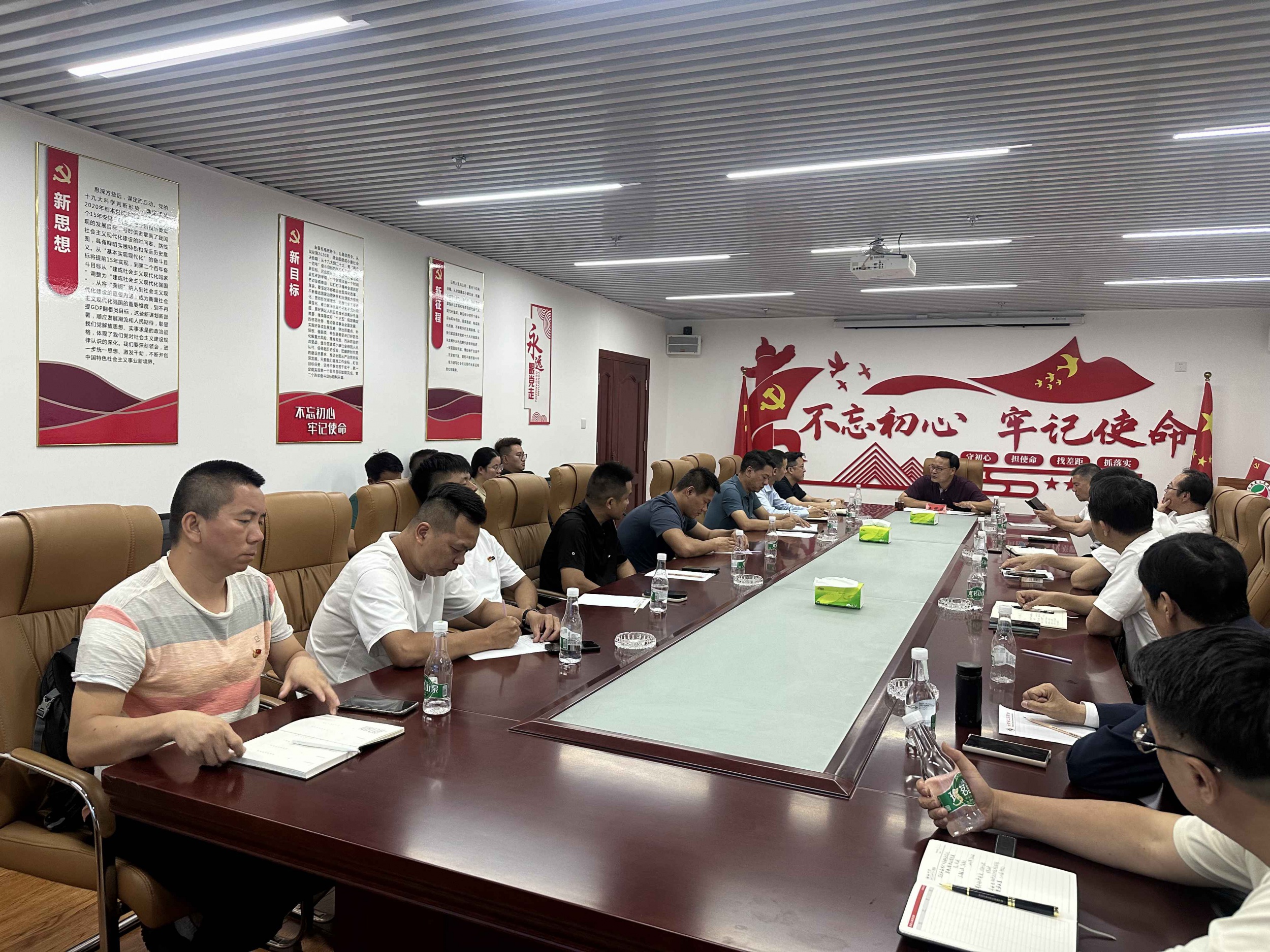 云南省投资促进局领导进商会讲党课