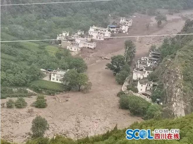 四川甘孜丹巴爆发泥石流形成堰塞湖，2人失联