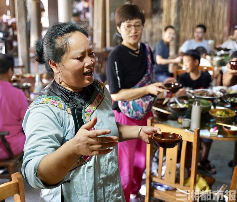 凤凰山江镇的苗家大嫂：腊肉飘香石头屋