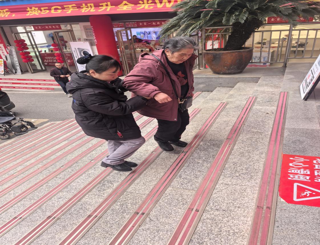 祁阳电信营业厅爱心翼站：搀扶老人，共筑温馨港湾