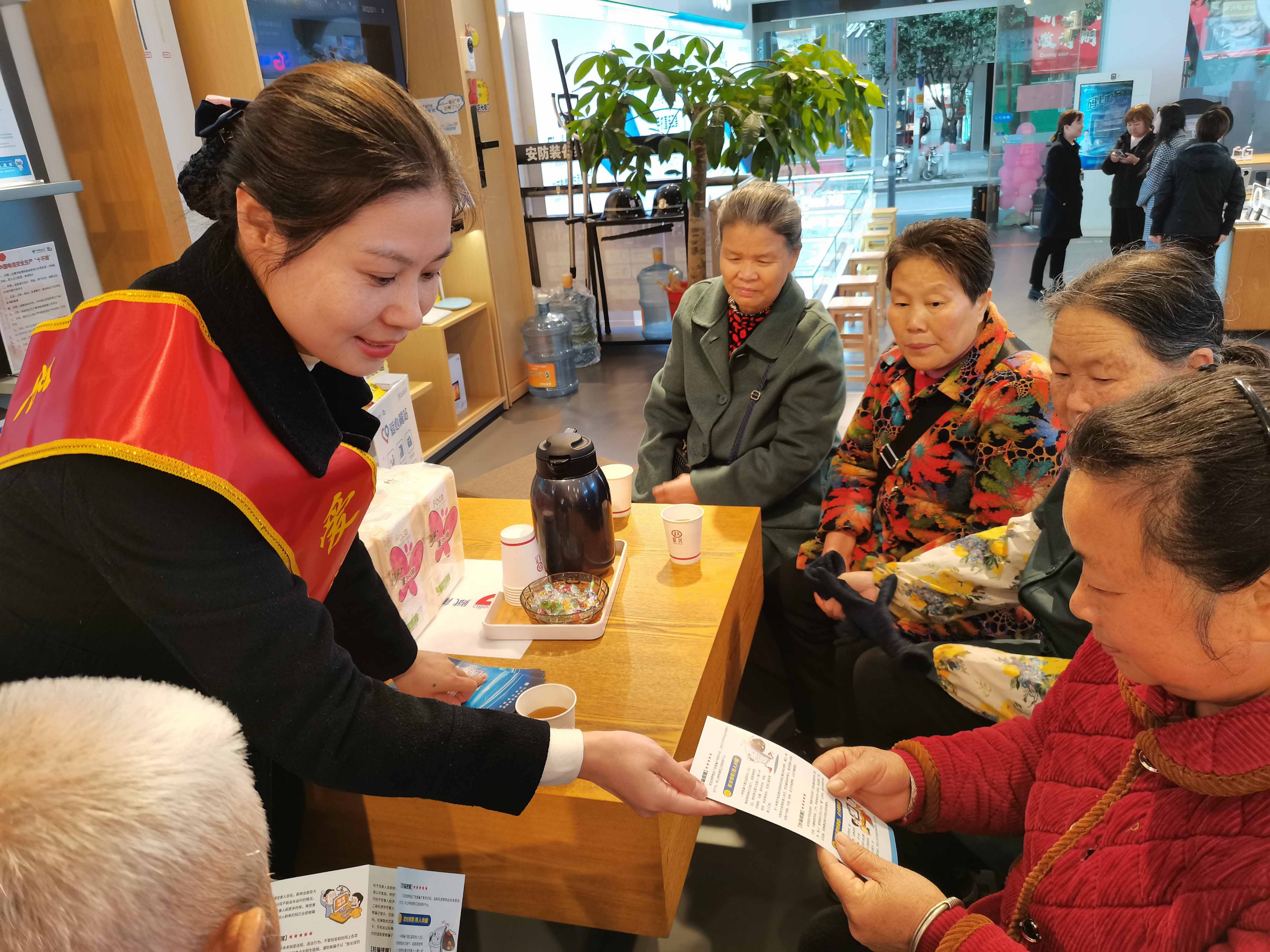 永兴电信中心营业厅爱心翼站：关爱老年人防诈宣传