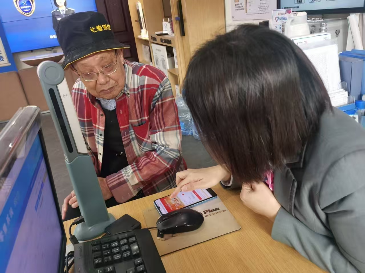 让科技有温度，爱心翼站线下辅导老人参加知识大赛 