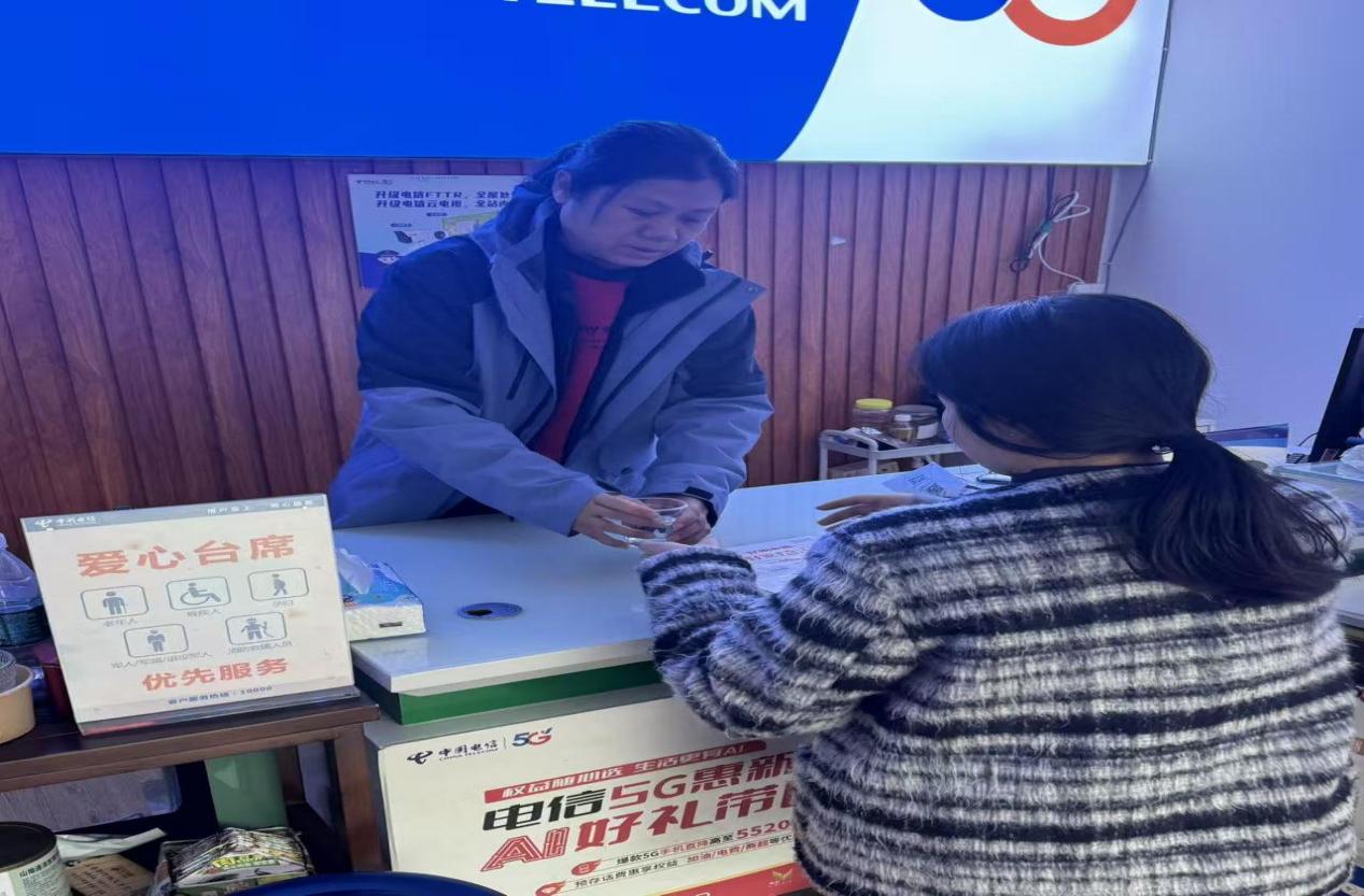 爱心翼站暖心守护，温暖随行——电信门店免费热水充电服务为您常开