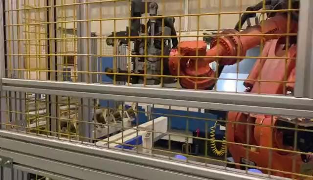  金属加工行业上下料：轴类工件