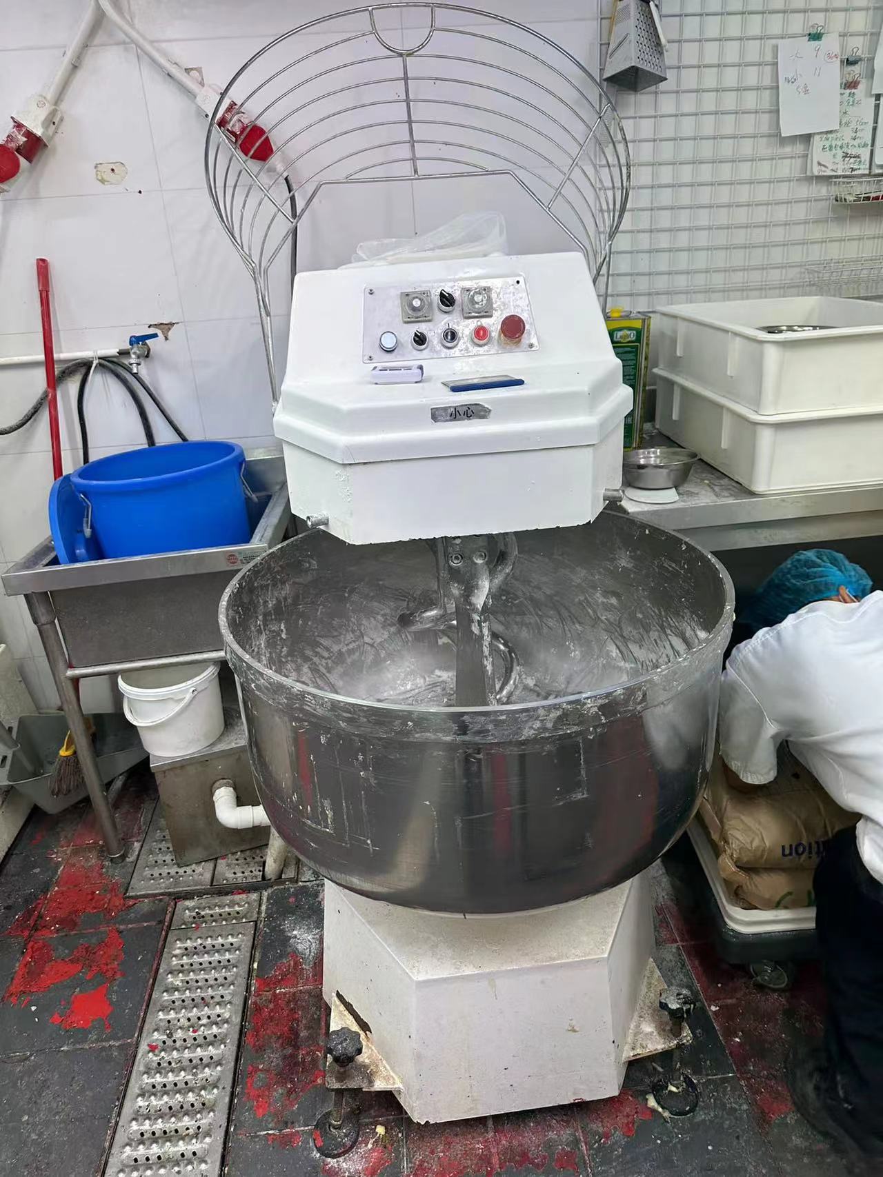 麵粉攪拌機開機後不會轉動，駿弘電器維修幫到你