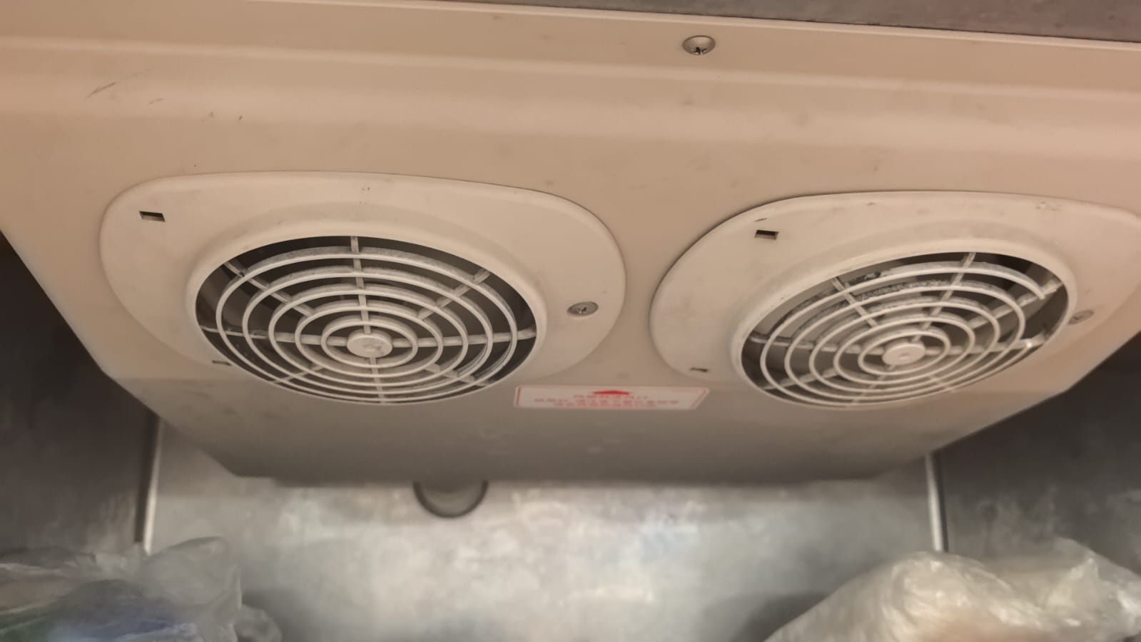 Electrolux 伊莱克斯冰箱 更換雪櫃門膠邊，你的冰箱，駿弘電器維修為你維護。