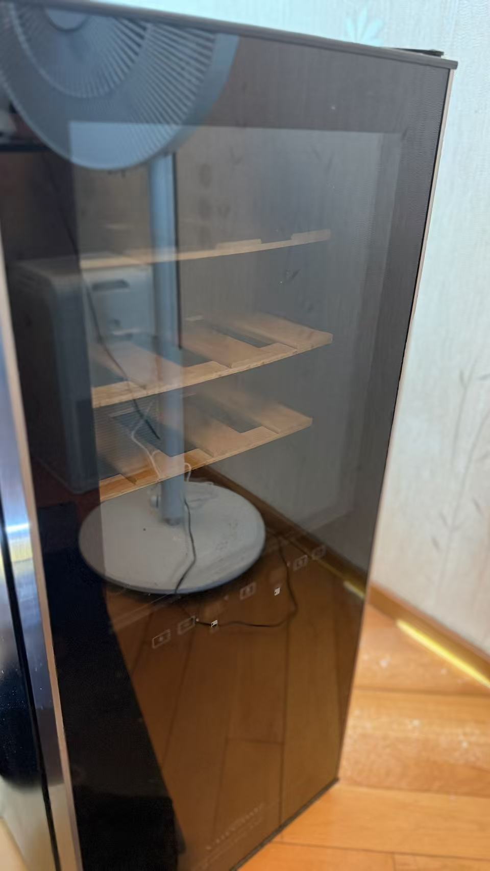 維修whirlpool 紅酒櫃運轉噪音大：檢查壓縮機與風扇運作異音