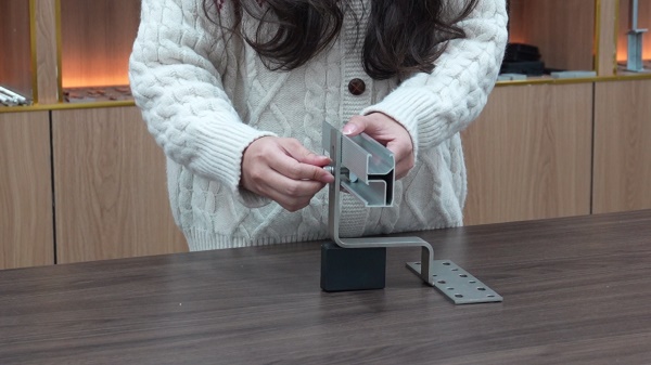훅에 레일 부착