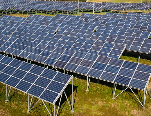 大規模ユーティリティ級太陽光農場で、スチール製ラッキングを支持する地中スクリュー基礎