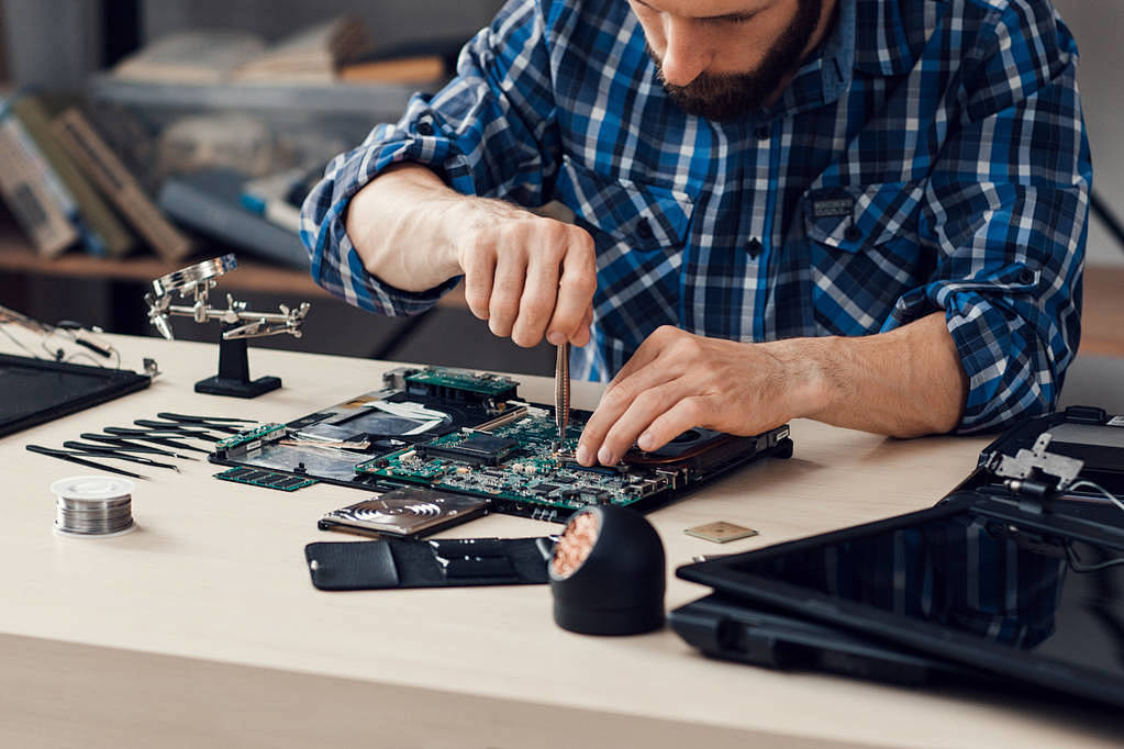 Refurbishment Service   Professional renovation, quality as usual: experienced technical team, excellence, to ensure that the refurbished computer performance close to or reach the level of new products.  Cost savings, environmental priority: up to 50% cost savings, while reducing waste and pollutants generation.  Personalized customization to meet the needs: according to the needs of the renovation program, provide personalized service.  Full service, worry-free after-sales: one-stop service ex