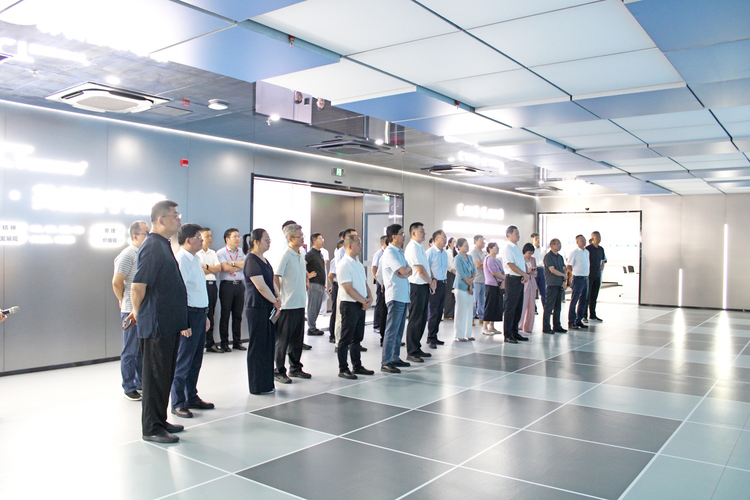 Representatives of the Ningbo Municipal People's Congress and the Ningbo Municipal Committee of the Chinese People's Political Consultative Conference visited DTCT for inspection and guidance