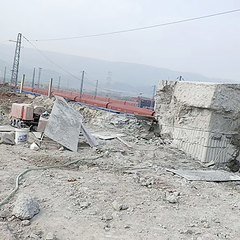 Crawler type rope saw - retaining wall cutting
