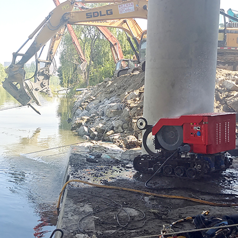 Crawler type rope saw - underwater pile head cutting