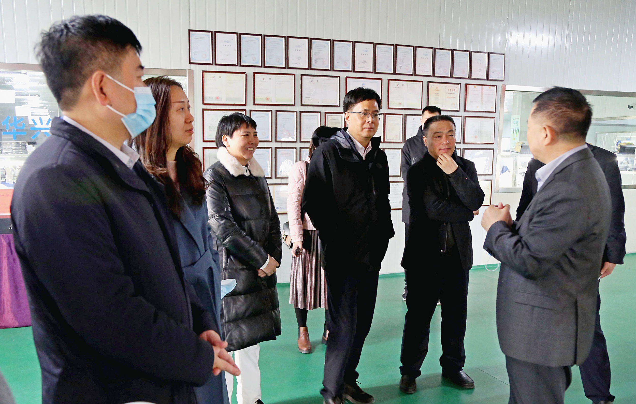 郑东新区管委会领导莅临华兴通信工厂指导工...