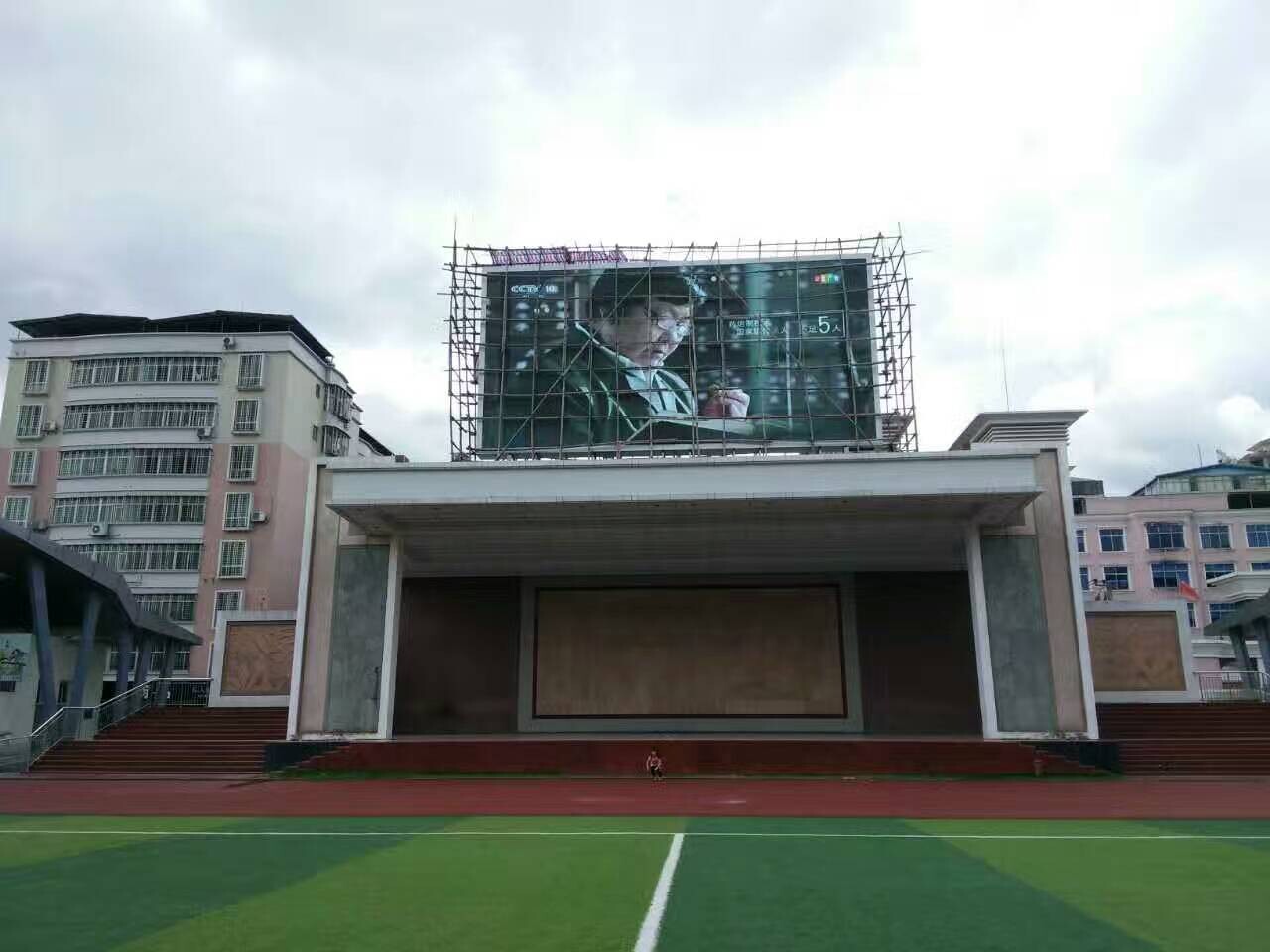 广东河源连平体育馆100平方户外p8全彩LED大屏幕安装调试完成。