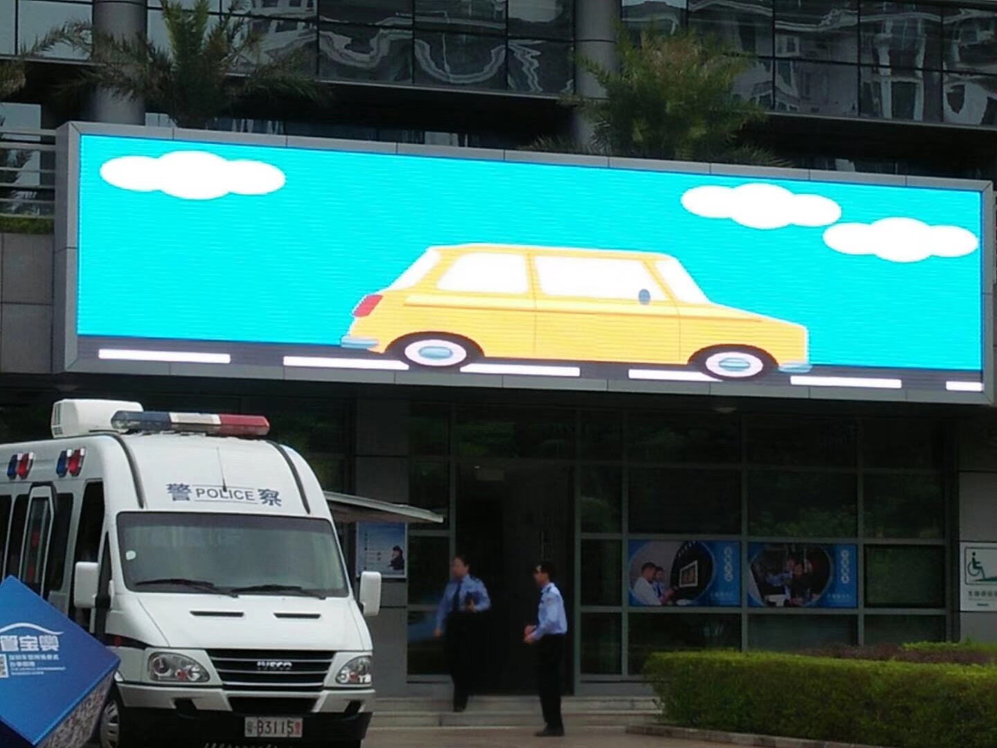 户外P6全彩显示屏成功点亮深圳市西丽车管所