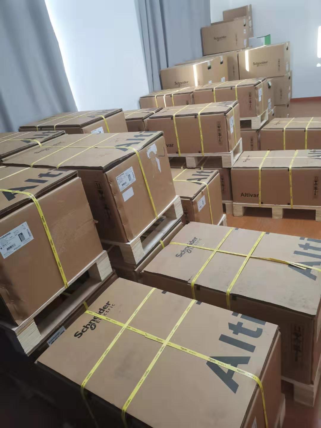 Schneider Electric Altivar VFD VSD AC Drive 37kw/50hp 200V/141A 240V/127A Schneider ATV61HD37M3X Weight 37kg