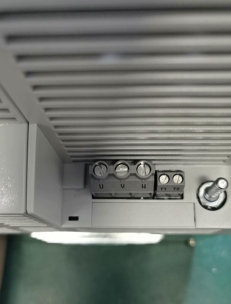 Lenze Servo Inverter EVS9321-EI, EVS9322-EI, EVS9323-EI, EVS9324-EI, EVS9325-EI, EVS9326-EI, EVS9321-EIV004, EVS9322-EIV004, EVS9323-EIV004 1.5 KW 480 VAC 9300 series