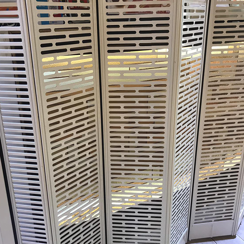 横趟水晶摺閘-坤記捲閘弧型走向。高大光亮