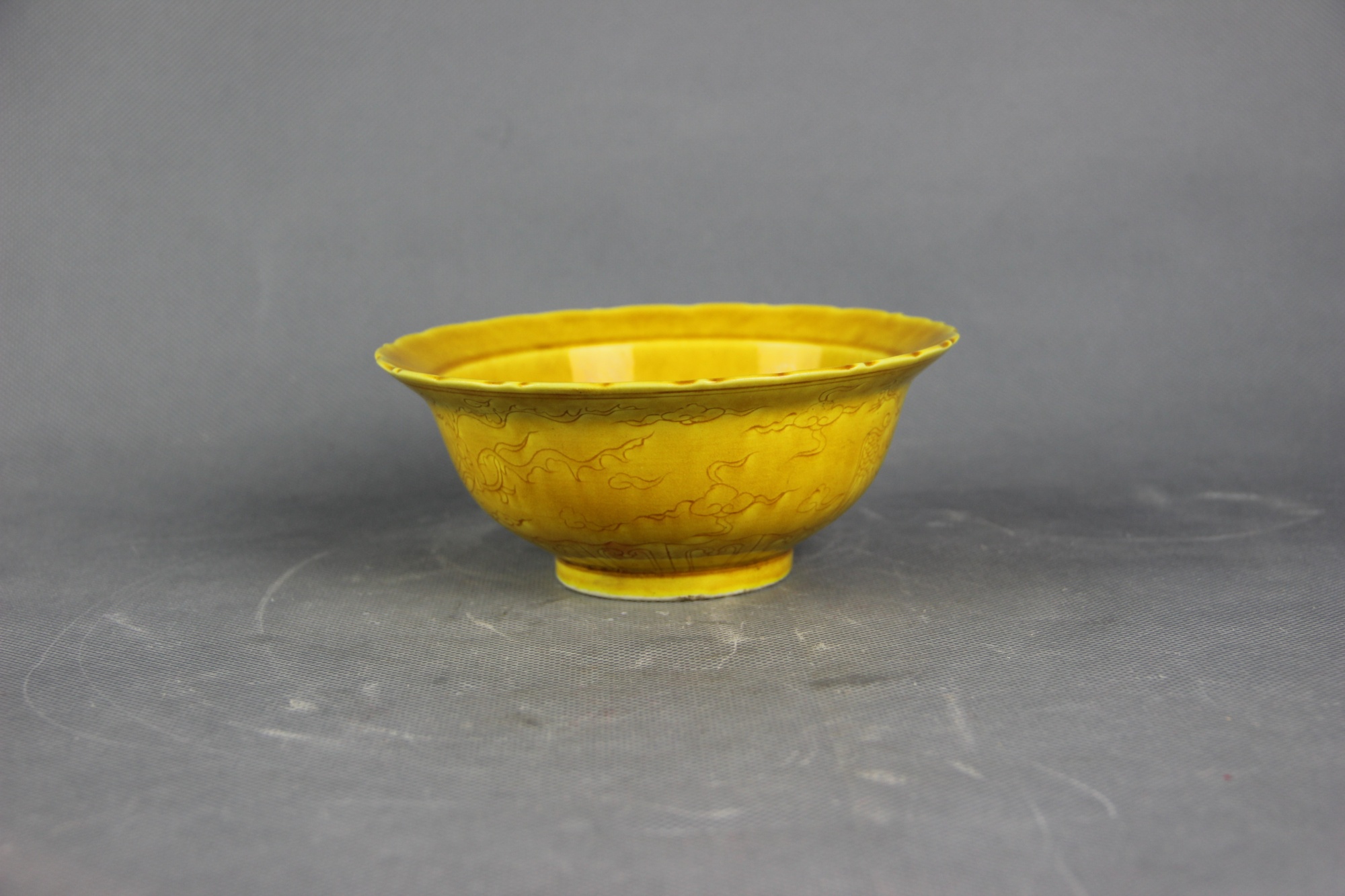 大明弘治年制黄釉刻画凤纹碗-山东海纳百宝珍拍-【官网】