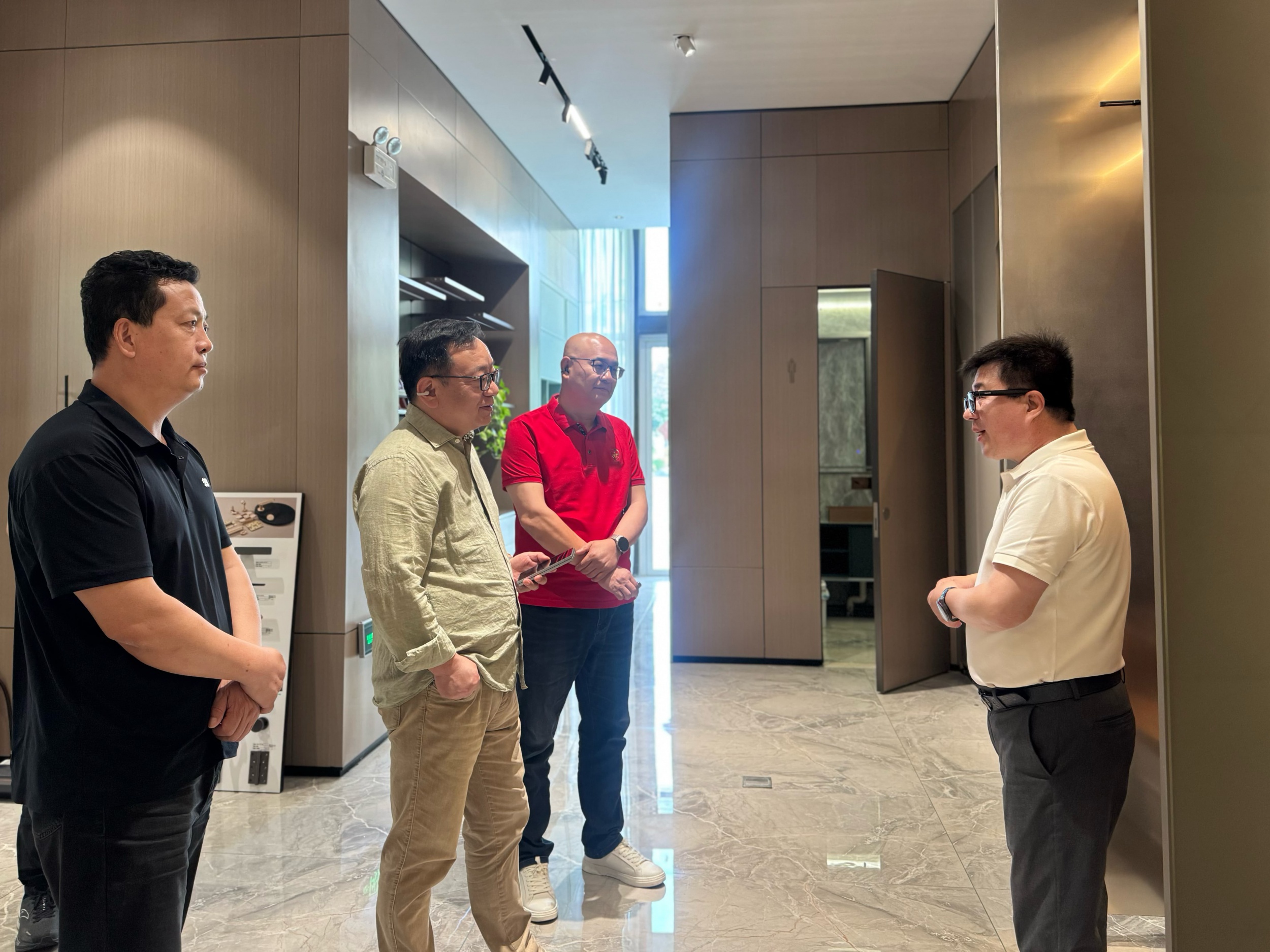 聚力供应链升级 赋能高定发展 |青岛日顺工贸携手萨郦奇五金，敲定不锈钢全屋定制深度合作规划
